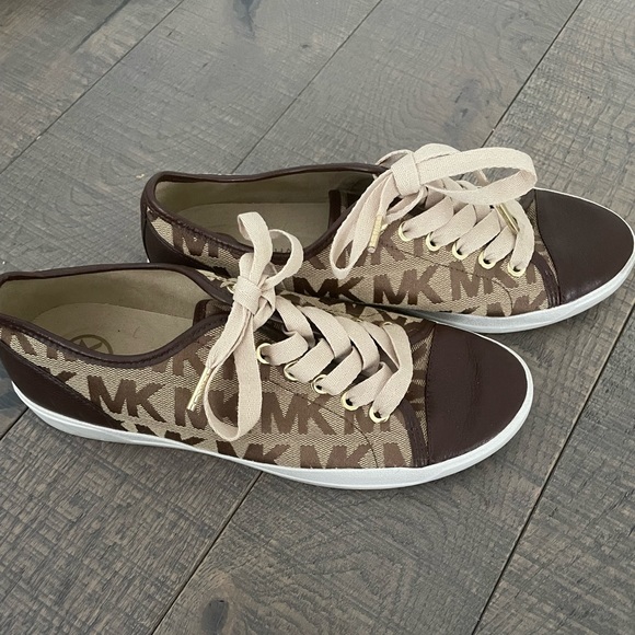 Michale Kors casual sneaker size 7.5 - Picture 1 of 2